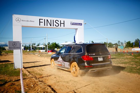 Mercedes-Benz “đốt lốp” khuấy động miền Trung